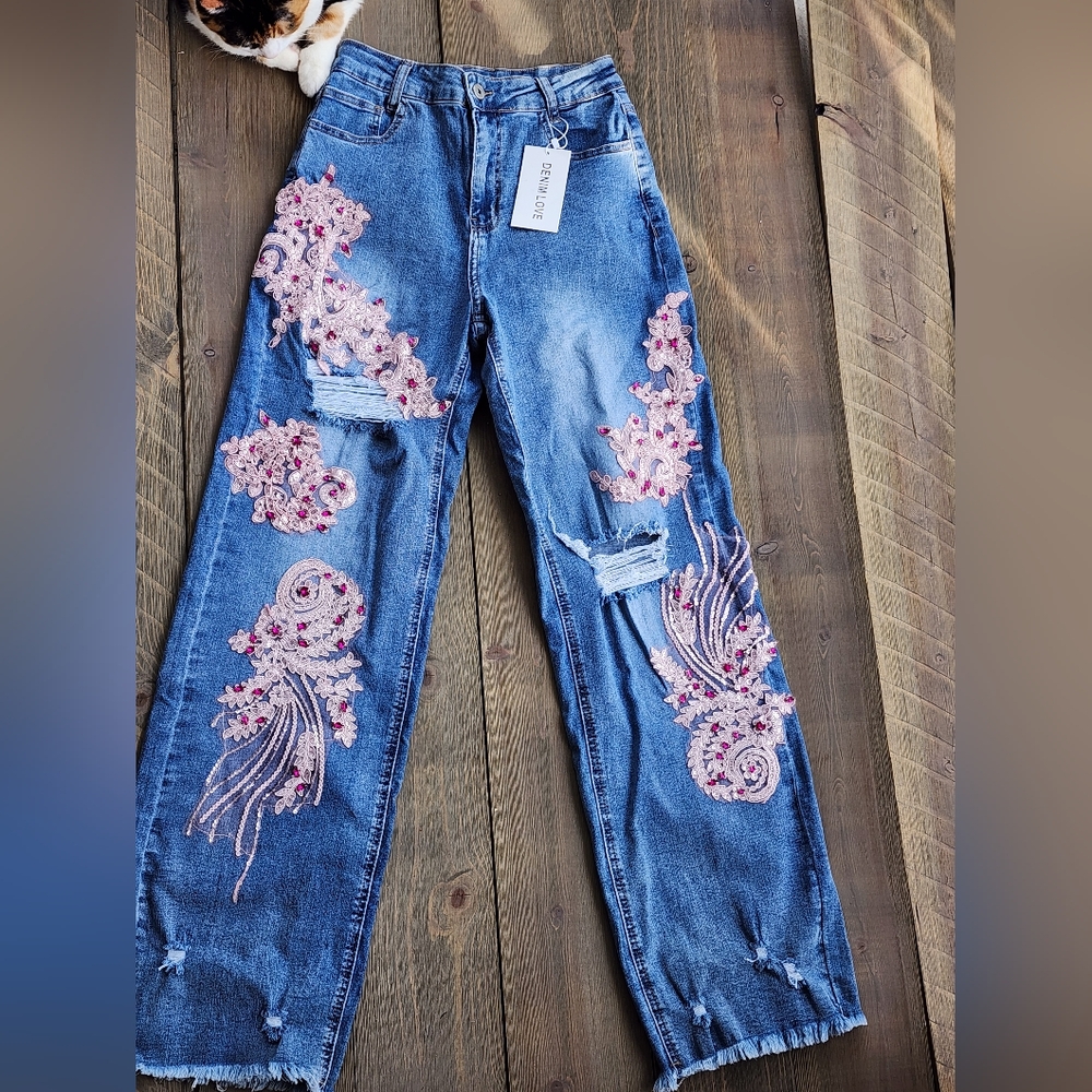 Nwt Denim Love Boutique Embellished Blue Jeans with Pink Floral Design 😍 Sz 4/5 - Picture 2 of 12